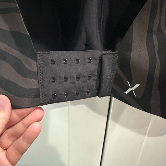 KNIX Catalyst Sports Bra High Impact NEW Size 8 (40D - 40E) Zebra print Black - Picture 4 of 12